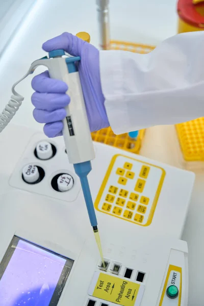 Hematologist Puts Liquid Coagulometer Special Pipette Dispenser Modern Diagnostic Laboratory — Foto de Stock