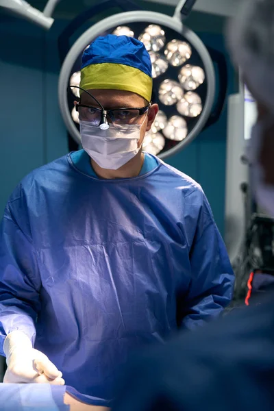 Cerrah Ameliyat Masasındaki Ameliyathanede Duruyor Doktorun Kafa Kamerası Var — Stok fotoğraf