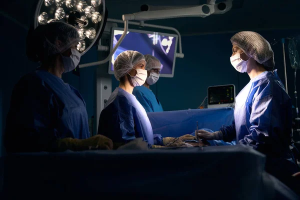 Ameliyat Üniformalı Cerrahlar Ameliyat Masasında Modern Ekipmanlar Ameliyathanede — Stok fotoğraf