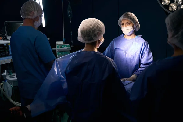 Cerrahi Tulumlu Bir Grup Insan Ameliyat Masasında Koruyucu Maskeli Insanlar — Stok fotoğraf