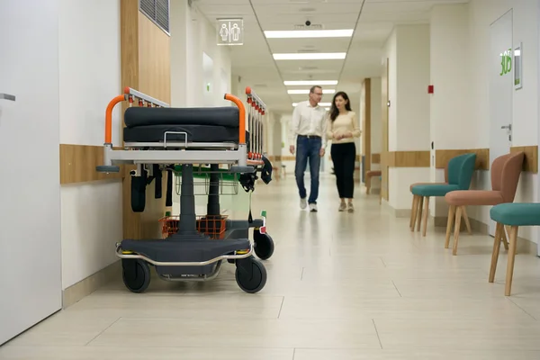Mężczyzna Kobieta Luźnych Ciuchach Spacerują Korytarzem Szpitalnym Pierwszym Planie Mobilne — Zdjęcie stockowe