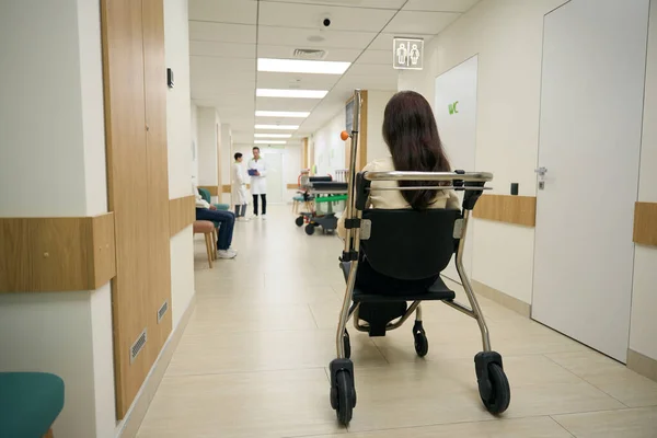 Женщина Сидит Инвалидном Кресле Спиной Камере Заднем Плане Люди Медицинских — стоковое фото
