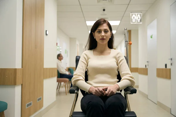 Σοβαρή Νεαρή Γυναίκα Που Κάθεται Αναπηρική Καρέκλα Ένα Ιατρικό Κέντρο — Φωτογραφία Αρχείου