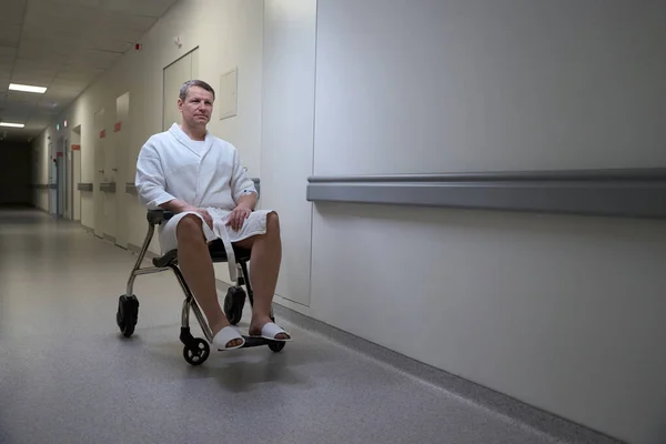 Modern Kliniğin Koridorunda Tekerlekli Sandalyede Oturan Yakışıklı Bir Hastanın Tam — Stok fotoğraf