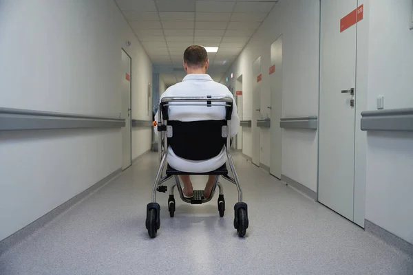 Коридоре Больницы Инвалидной Коляске Сидит Портрет Неизвестного Человека — стоковое фото
