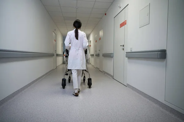 아름다운 간호사의 클리닉에서 환자와 휠체어를 있습니다 — 스톡 사진