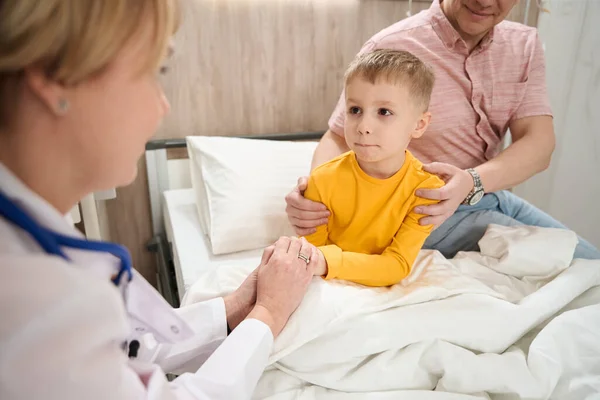 Pasie Górę Widok Przodu Portret Imponującego Chłopca Rozmawia Pediatrą Nowoczesnej — Zdjęcie stockowe