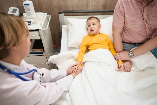 Portret Przystojnego Białego Chłopca Leży Łóżku Medycznym Komunikuje Się Lekarzem — Zdjęcie stockowe