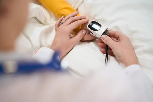 Close Picture Doctor Hands Oximeter Examining Blood Pressure Oxygen Level — Stock Photo, Image