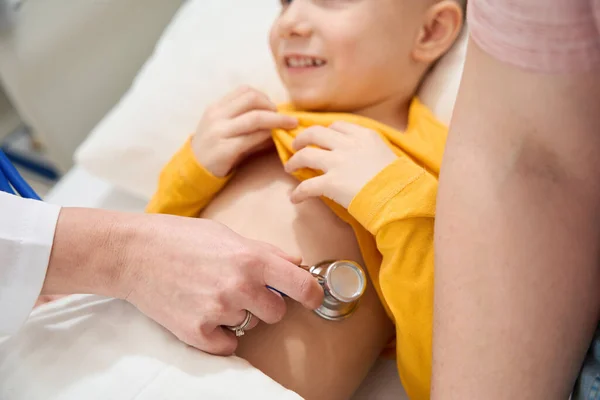 Oříznutá Hlava Portrét Malého Chlapce Dostává Vyšetření Zdravotních Indikátorů Stetoskopem — Stock fotografie