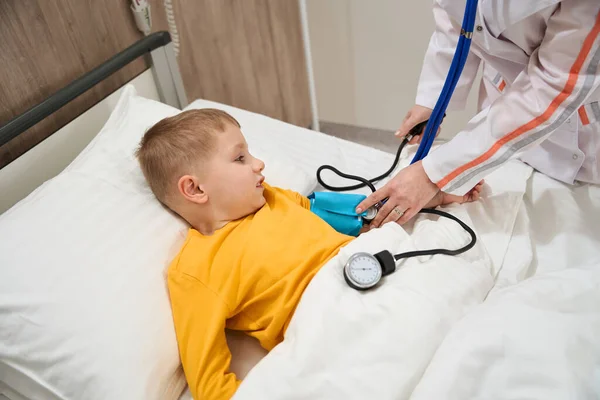 Retrato Perto Pediatra Não Reconhecido Está Medindo Pressão Arterial Hospital — Fotografia de Stock
