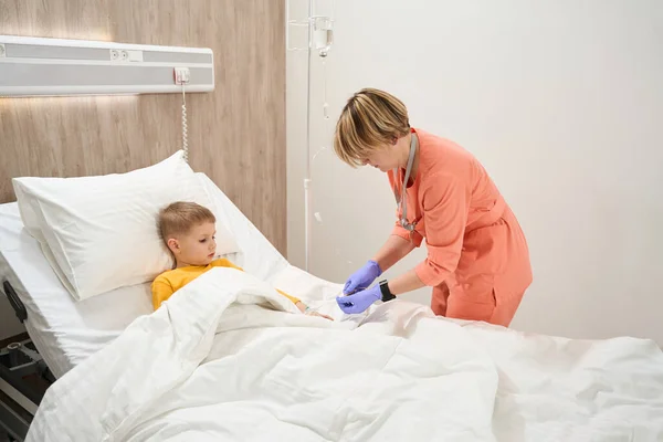 漂亮护士的全长侧面画像正在为病房里的儿童准备药物 — 图库照片