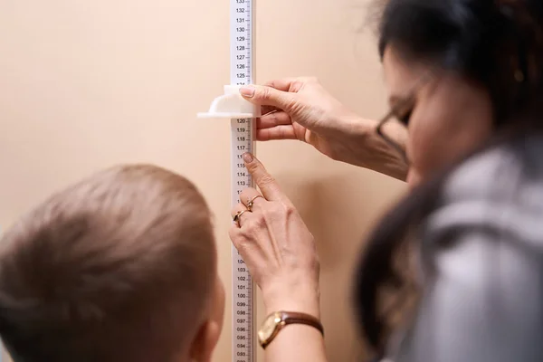 Обрезанная Голова Врача Измеряет Рост Современной Детской Клинике — стоковое фото