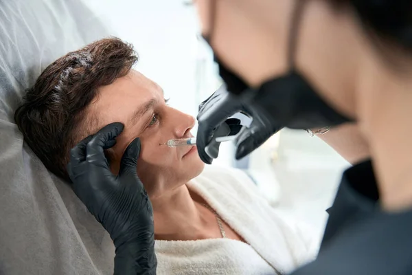 Professionelle Kosmetikerin Schutzhandschuhen Hält Spritze Und Macht Schönheitsinjektionen Für Gesicht — Stockfoto