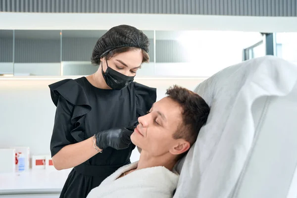Professionelle Kosmetikerin Schutzhandschuhen Hält Spritze Und Macht Schönheitsinjektionen Für Gesicht — Stockfoto