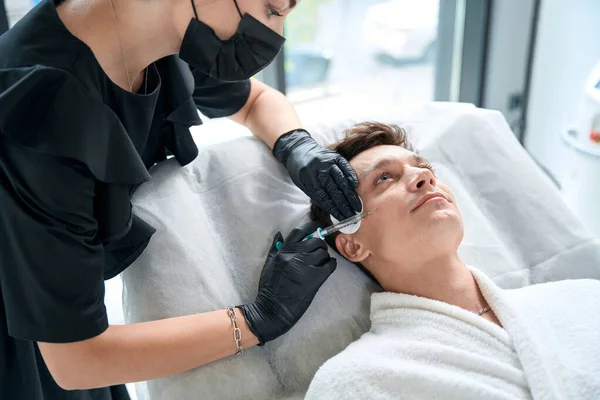 Sanitäter Schutzhandschuhen Halten Spritze Und Machen Schönheitsinjektionen Gesicht Schönen Mann — Stockfoto