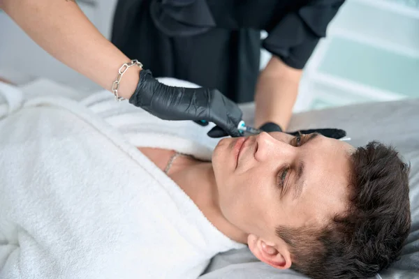 Professionelle Krankenschwester Schutzhandschuhen Hält Spritze Und Macht Schönheitsinjektionen Gesicht Eines — Stockfoto