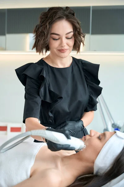 Dermatologe Schutzhandschuhen Steht Neben Erwachsener Frau Und Macht Mikronadeln Lifting — Stockfoto