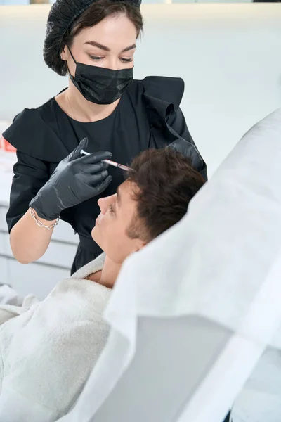 Sanitäter Schutzhandschuhen Halten Spritze Und Machen Schönheitsinjektionen Für Haare Client — Stockfoto