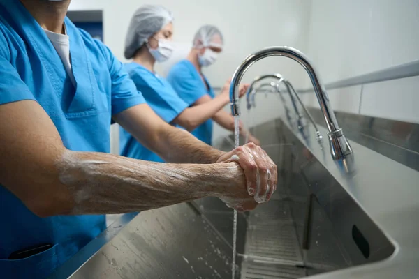 Tým Chirurgů Důkladně Umývá Ruce Lékaři Sestry Chirurgických Uniformách Připravují — Stock fotografie