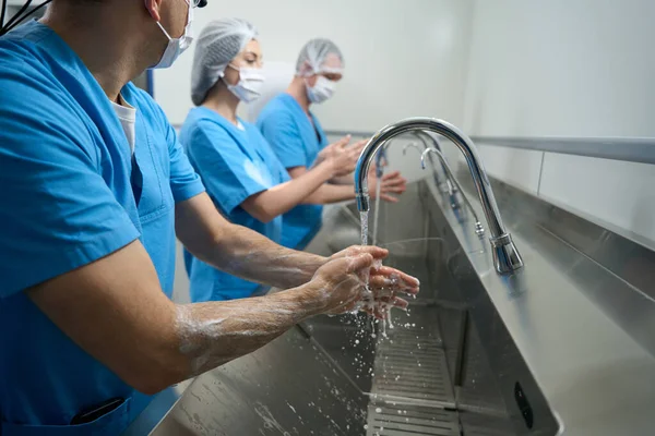 Muži Ženy Před Operací Důkladně Umyjí Ruce Personál Chirurgických Uniformách — Stock fotografie