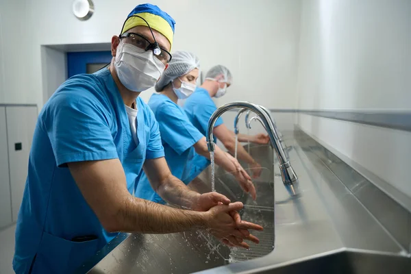 Lidé Lékařských Šatech Před Operací Umyjí Ruce Tohle Operační Tým — Stock fotografie