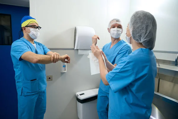 Personel Medyczny Leczy Ręce Specjalnym Środkiem Dezynfekującym Przed Operacją Chirurgiczną — Zdjęcie stockowe