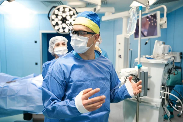 Orvosi Személyzet Felkészítésének Folyamata Egy Sebészeti Műtétre Nővér Segít Orvosnak — Stock Fotó