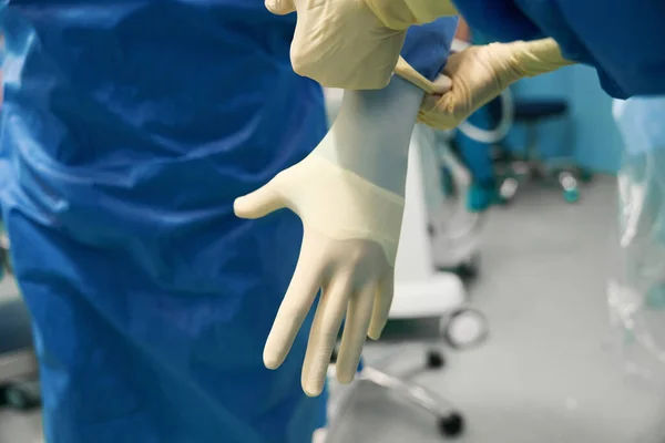 Cirurgião Colocado Luvas Estéreis Antes Operação Ele Assistido Por Assistente — Fotografia de Stock