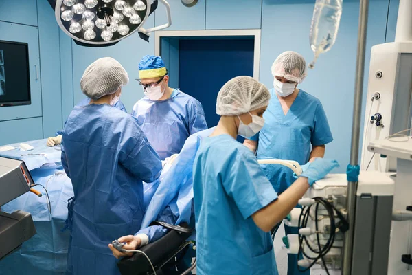Kirurgiska Team Utför Operation Ett Sterilt Operationssal Patienten Har Pulsmätare — Stockfoto