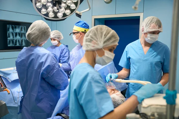 Team Surgeons Performs Operation Patient Anesthesia Doctors Use Diagnostic Images — Stock Photo, Image