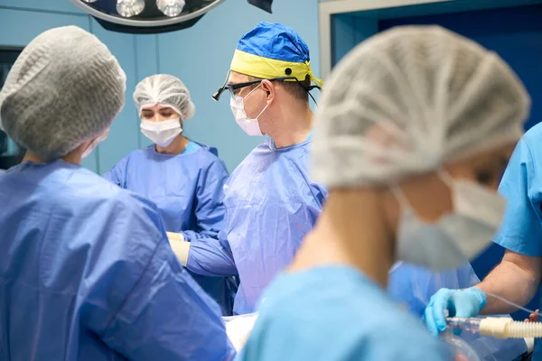 Médecins Chirurgiens Anesthésistes Effectuent Une Opération Dans Une Salle Opération — Photo