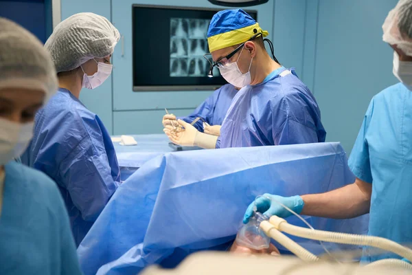 Surgeon Yellow Blue Cap Takes Instrument Assistant Anesthesiologist Gives Anesthesia — Stock Photo, Image