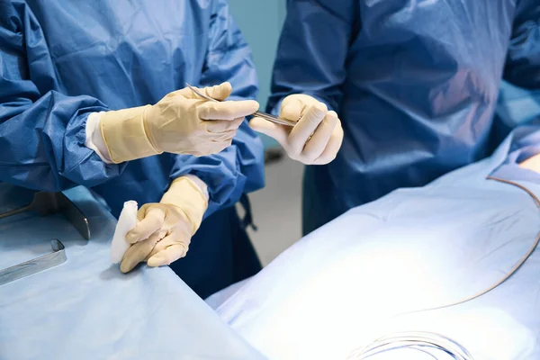 Emberek Műtőasztalnál Állnak Műtőben Egy Sebészeti Eszköz Van Kezükben — Stock Fotó