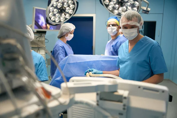 Anestesiólogo Controla Flujo Medicamentos Paciente Fondo Cirujano Con Asistente —  Fotos de Stock