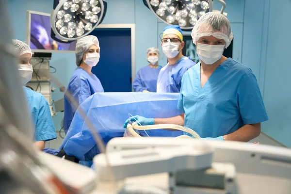 Anestezi Uzmanı Bir Cerrah Ekibi Ameliyathanede Bir Hastayla Çalışıyor — Stok fotoğraf