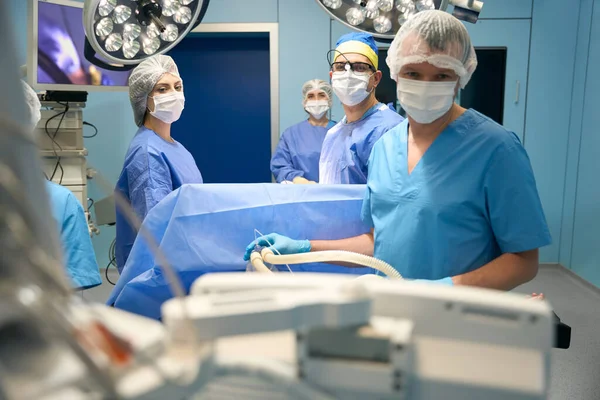 Trabajo Anestesiólogo Equipo Cirujanos Con Paciente Quirófano Equipo Moderno Interior — Foto de Stock