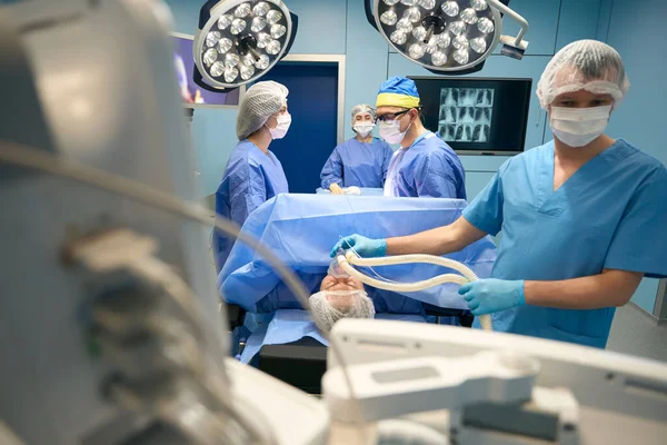 Anesteziolog Dává Léky Pacientovi Přes Masku Tým Lékařů Asistentů Chirurgického — Stock fotografie