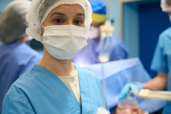 Assistente Mulher Trabalho Sala Cirurgia Fundo Mesa Cirurgia Cirurgiões Anestesiologista — Fotografia de Stock