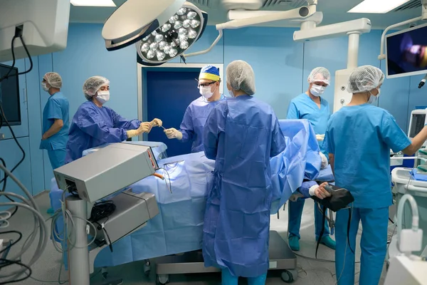 Centro Cirúrgico Trabalho Equipe Médicos Anestesiologistas Assistentes Cirurgiões Redor Paciente — Fotografia de Stock