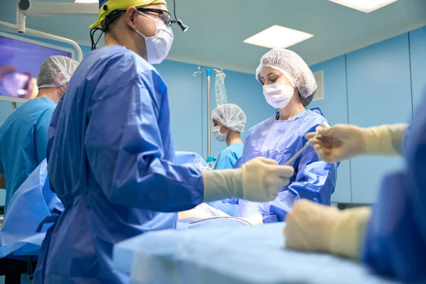Teamwork Operating Team Surgical Table Assistant Gives Instrument Surgeon — Stock Photo, Image