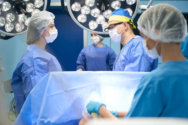 Сучасна Операційна Кімната Хірург Дивиться Помічника Люди Працюють Команді Хірургічних — стокове фото