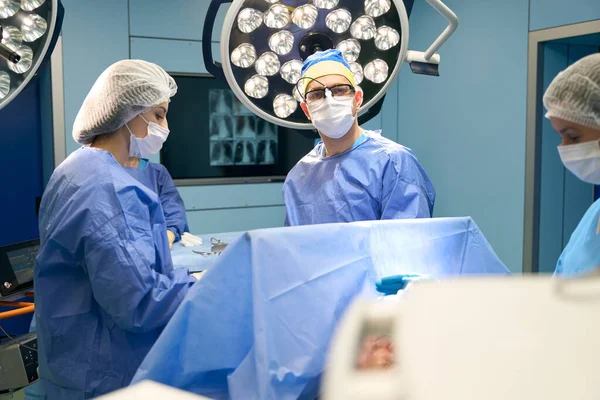 Doktor Meslektaşlarıyla Ameliyathanede Çalışıyor Alnında Bir Kamera Var — Stok fotoğraf