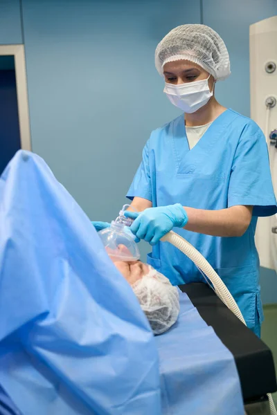 Anestesiologista Fêmea Anestesia Paciente Através Uma Máscara Paramédico Uniforme Cirúrgico — Fotografia de Stock