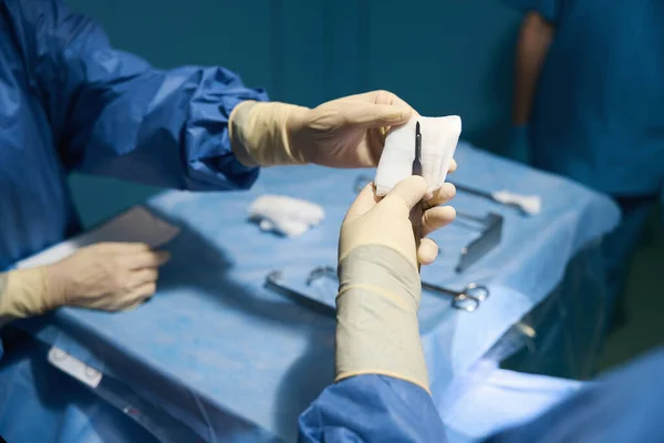 Colega Assistente Sala Cirurgia Passa Bisturi Para Cirurgião Pessoas Uniforme — Fotografia de Stock