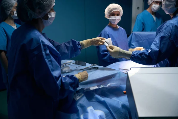 Perawat Operasional Memberikan Dokter Instrumen Selama Operasi Tim Dokter Bekerja — Stok Foto