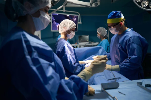Primeiro Plano Assistente Mesa Cirúrgica Com Instrumentos Equipe Operadora Realiza — Fotografia de Stock