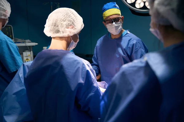 Enfermeira Operadora Cirurgiã Anestesista Assistentes Trabalham Mesa Cirúrgica Paciente Está — Fotografia de Stock