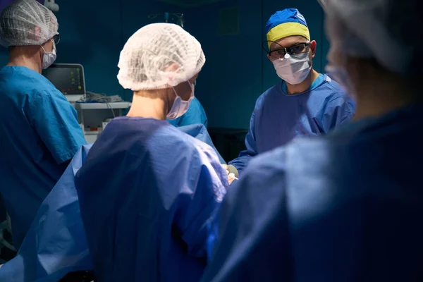 Anestesiólogo Enfermera Operadora Cirujano Asistentes Trabajan Mesa Operaciones Paciente Acuesta —  Fotos de Stock