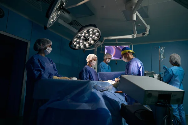 Trabajo Equipo Cirujano Anestesista Asistentes Quirófano Paciente Bajo Anestesia Yace — Foto de Stock